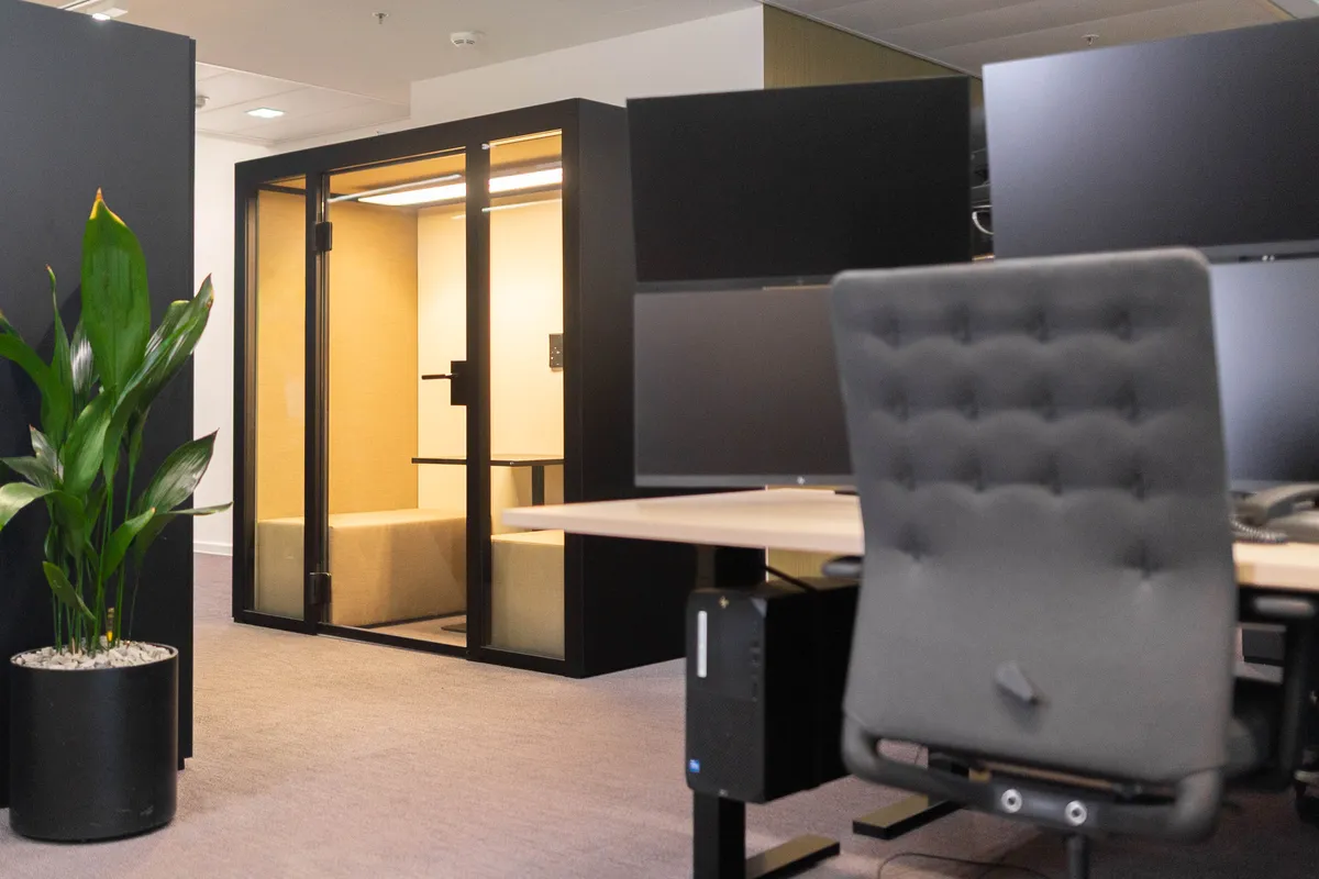 Referenzprojekt ICF Bank Frankfurt — Telefonbox und Desksharing-Arbeitsplatz