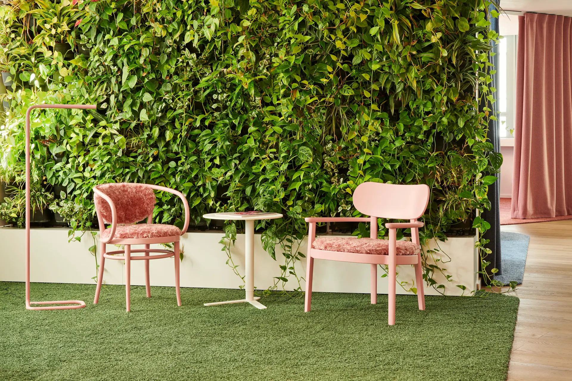 Thonet Showroom in Rosa — breite Ansicht