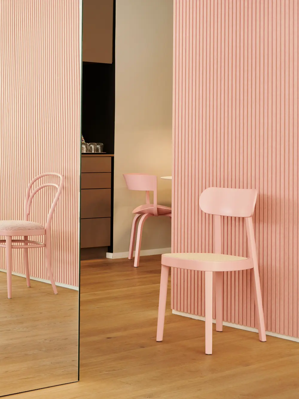 Thonet Stuhl im Rosa Setting